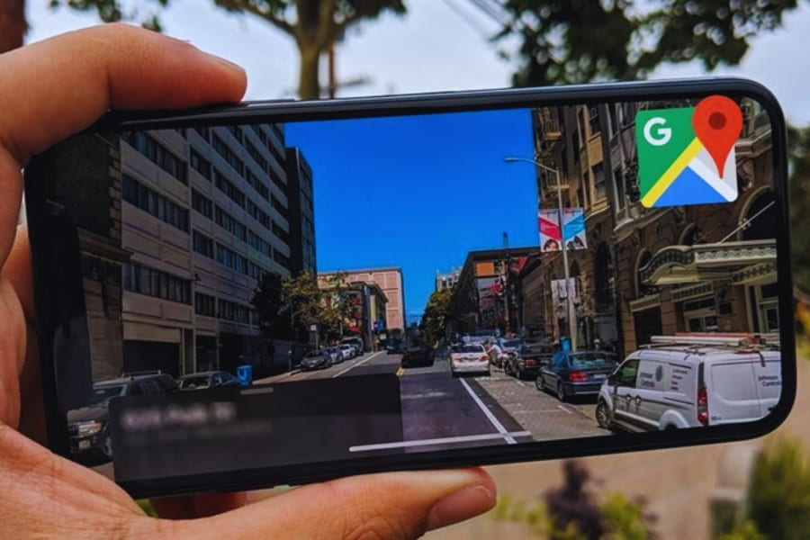 Using Google Maps AR navigation for directions during Vietnam travel